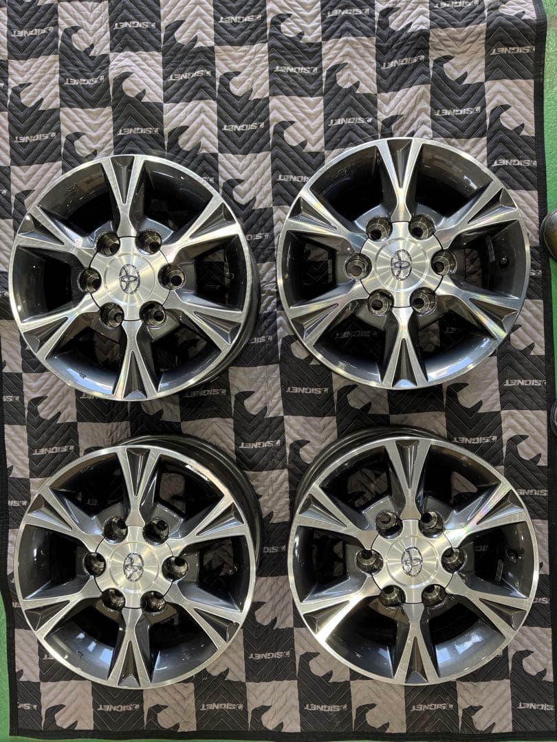 送料込み(沖縄除く)トヨタ　ハイエース　アルミホイール 新車外し