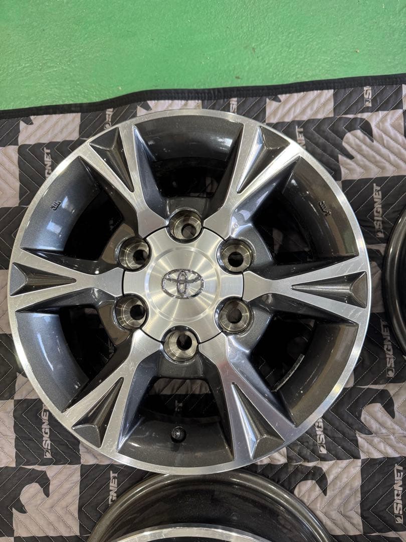 送料込み(沖縄除く)トヨタ　ハイエース　アルミホイール 新車外し