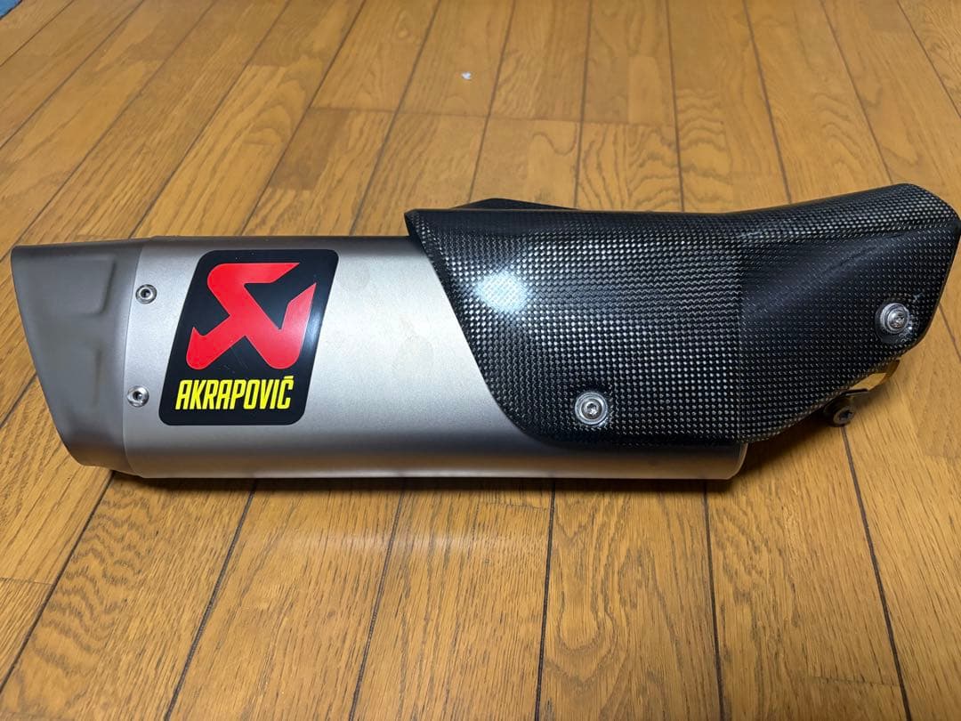 YZF-R1 アクラポビッチ　スリップオンマフラー