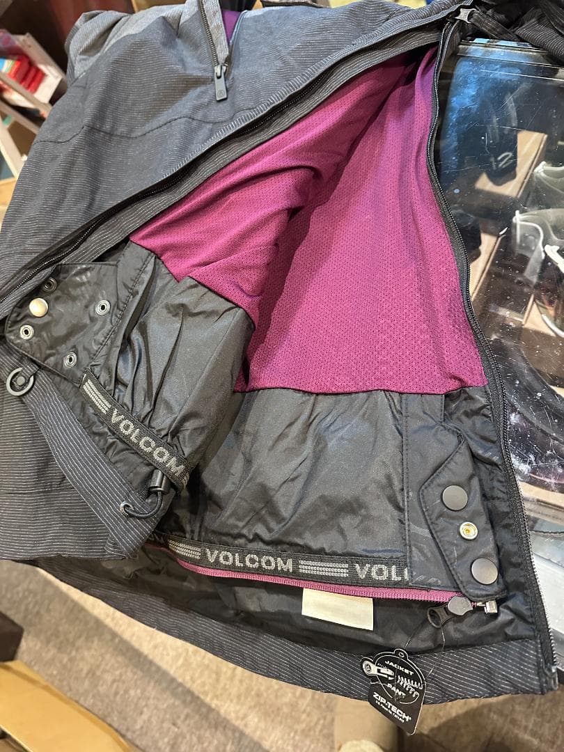 VOLCOM スノーボードウエアー　展示品　Ｓサイズ