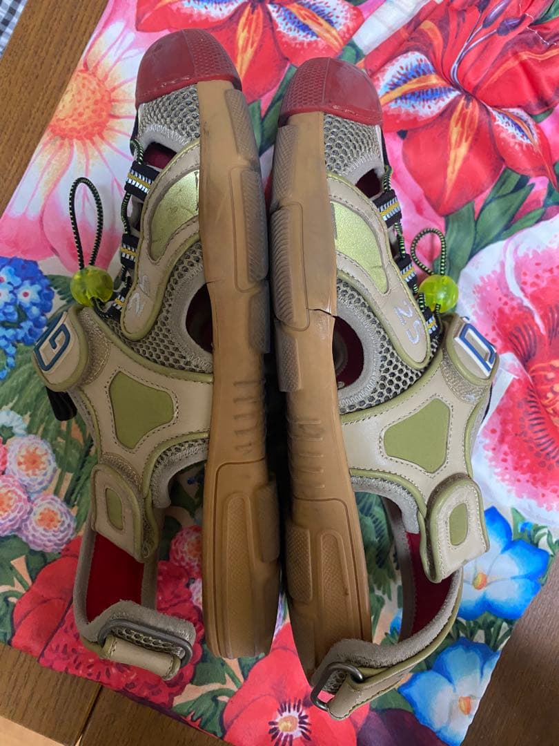 GUCCI 調整可能なストラップ サンダル