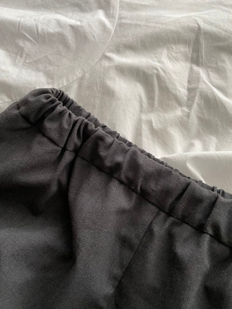 美品　ミズイロインド　チャコールグレー　綺麗目に履けるサルエルパンツ