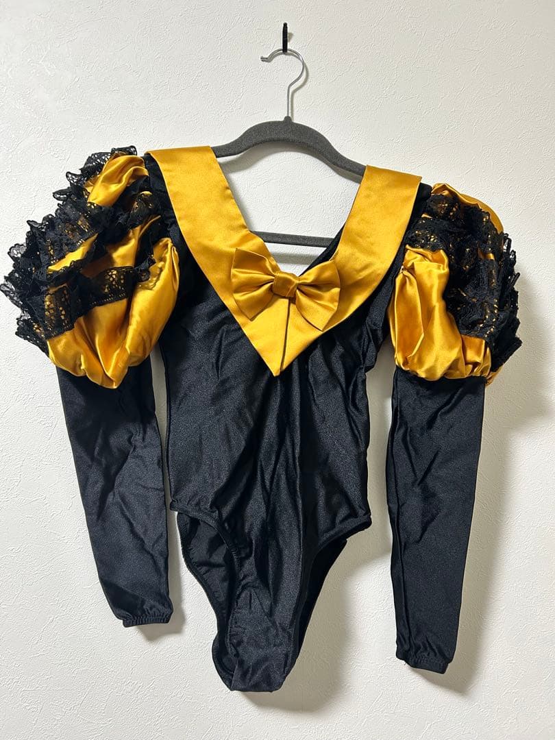 フラメンコ衣装　黒とゴールドのトップスandスカート