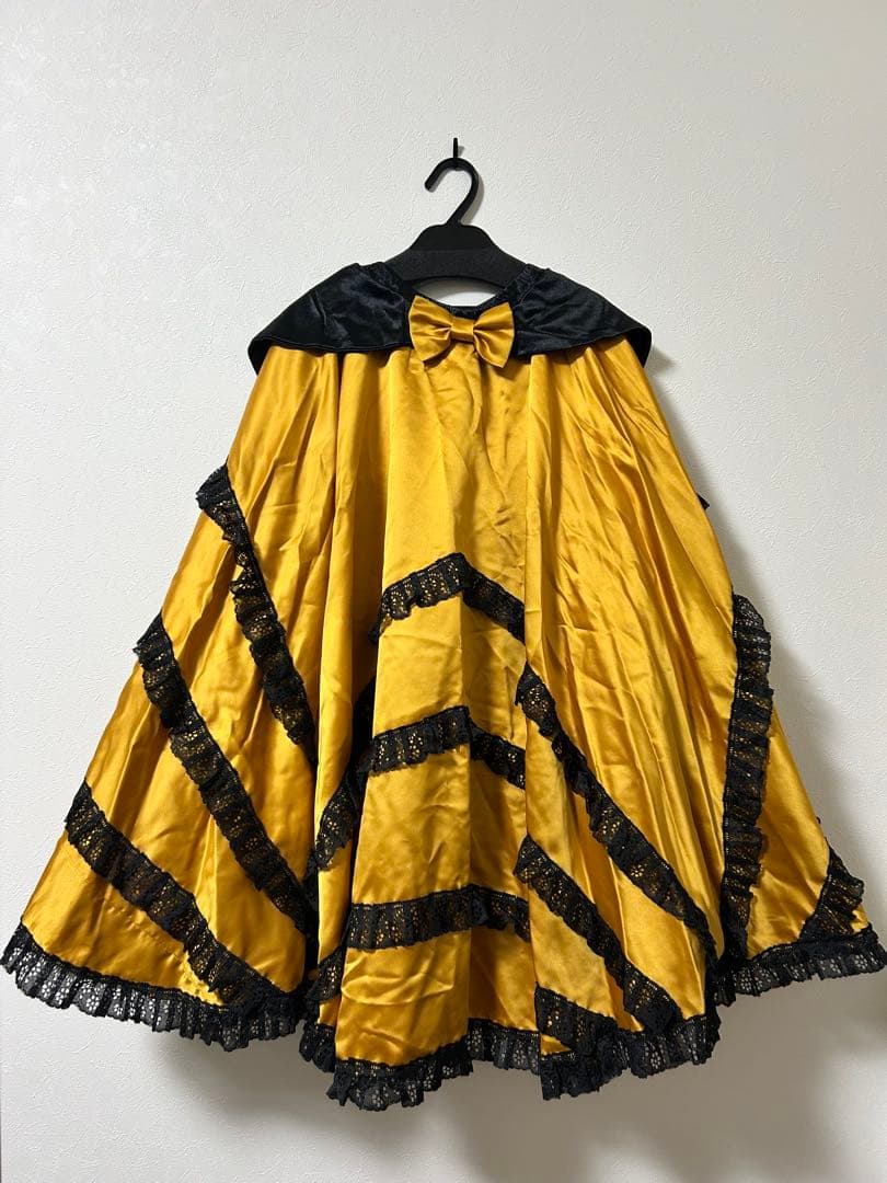 フラメンコ衣装　黒とゴールドのトップスandスカート