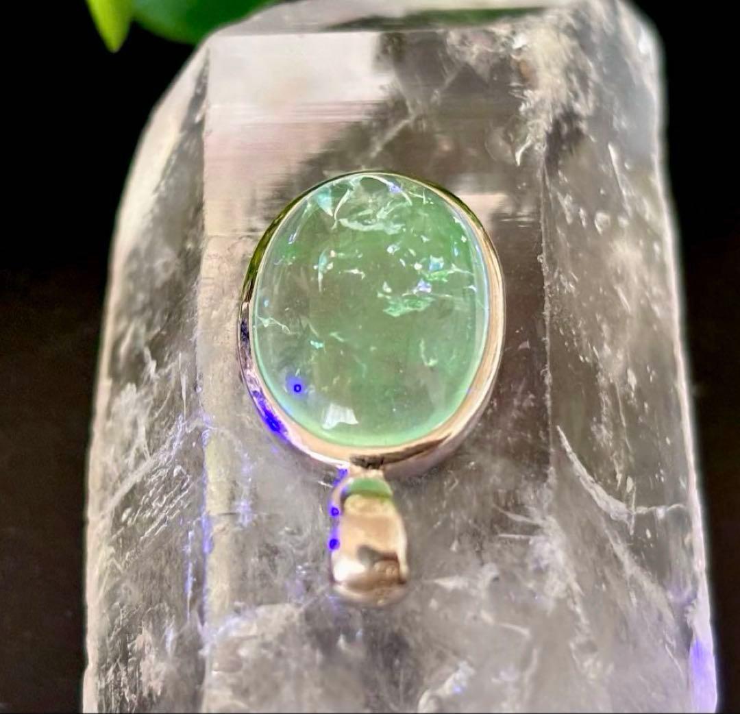 究極品質　オパール最高峰の希少価値　虹のエメラルドグリーンハイアライトオパール