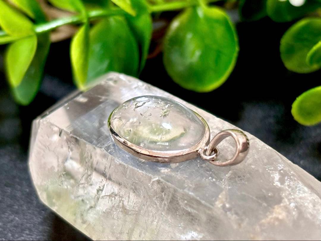 究極品質　オパール最高峰の希少価値　虹のエメラルドグリーンハイアライトオパール