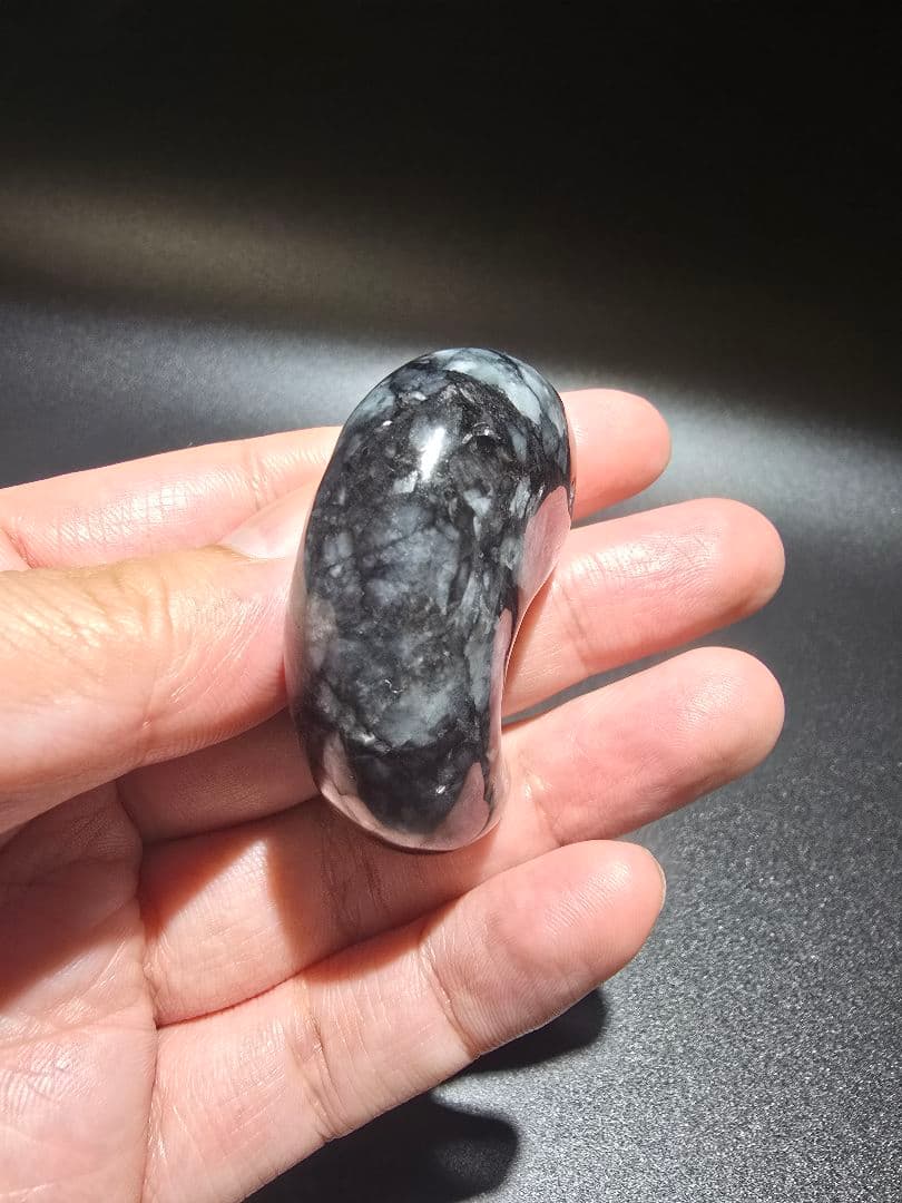 1 黒翡翠　天然　翡翠　大型　勾玉　天然石　レア物　ヒスイ　天然石　鉱物　勾玉