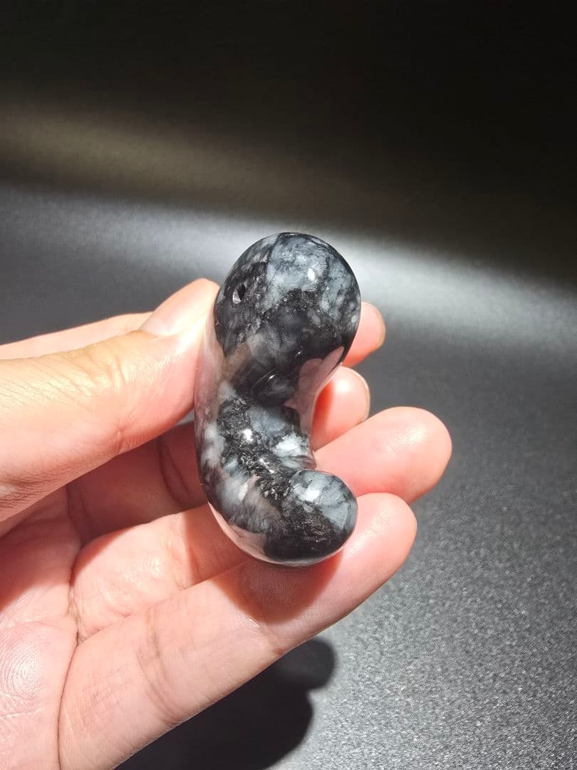 1 黒翡翠　天然　翡翠　大型　勾玉　天然石　レア物　ヒスイ　天然石　鉱物　勾玉