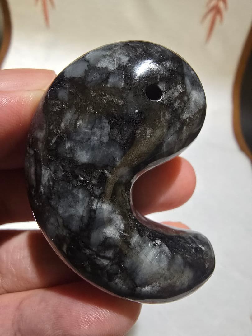 1 黒翡翠　天然　翡翠　大型　勾玉　天然石　レア物　ヒスイ　天然石　鉱物　勾玉