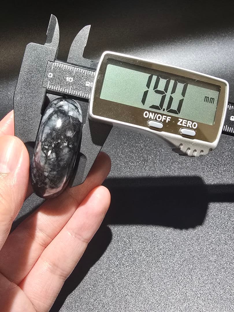 1 黒翡翠　天然　翡翠　大型　勾玉　天然石　レア物　ヒスイ　天然石　鉱物　勾玉