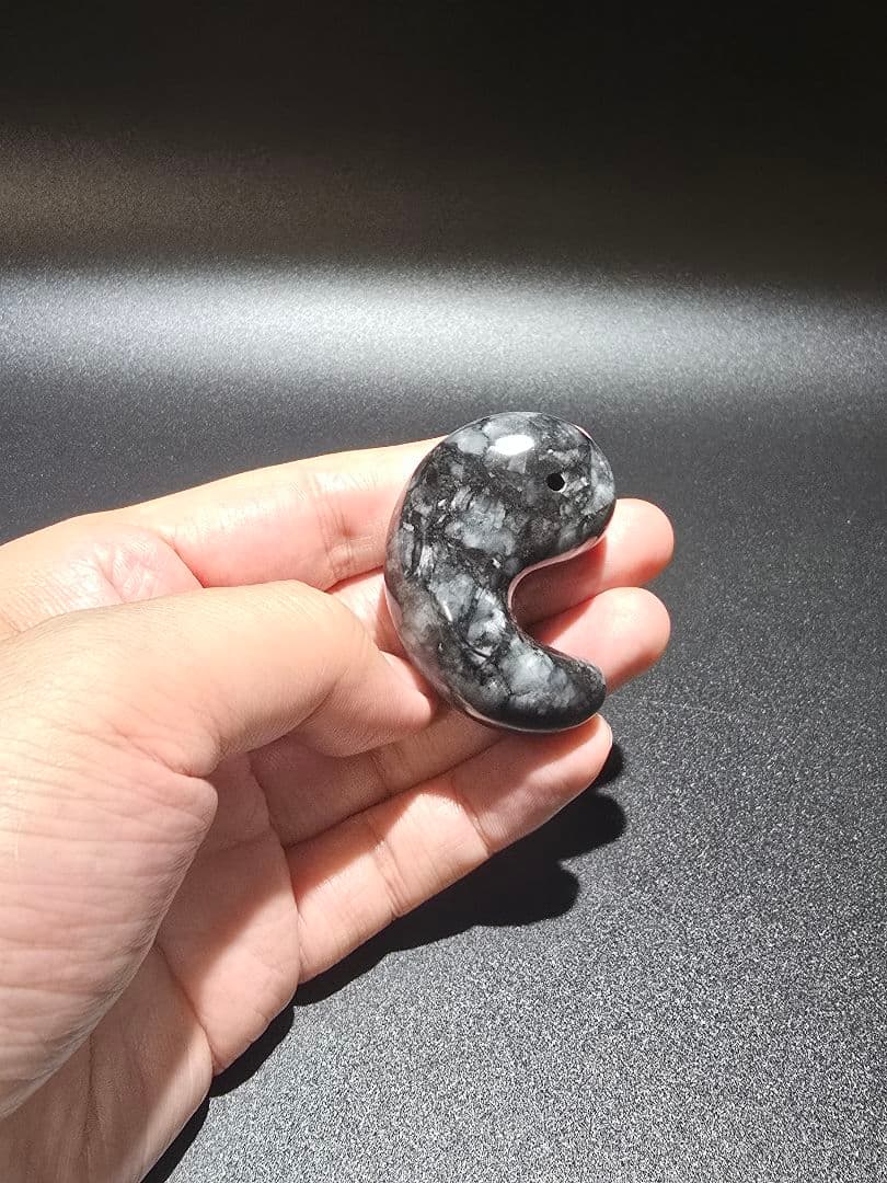 1 黒翡翠　天然　翡翠　大型　勾玉　天然石　レア物　ヒスイ　天然石　鉱物　勾玉