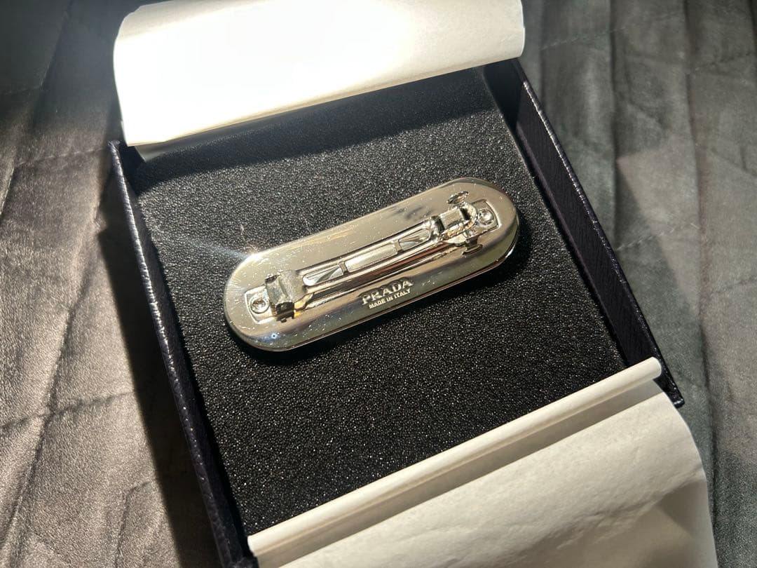 【箱・リボン等付属品無し】PRADA ヘアバレッタ　ホワイト ヘアピン　正規品