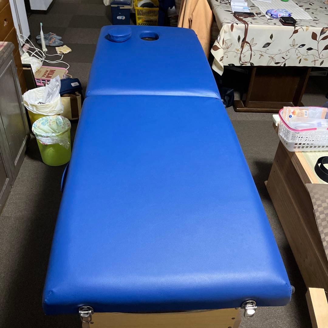 青色マッサージテーブル