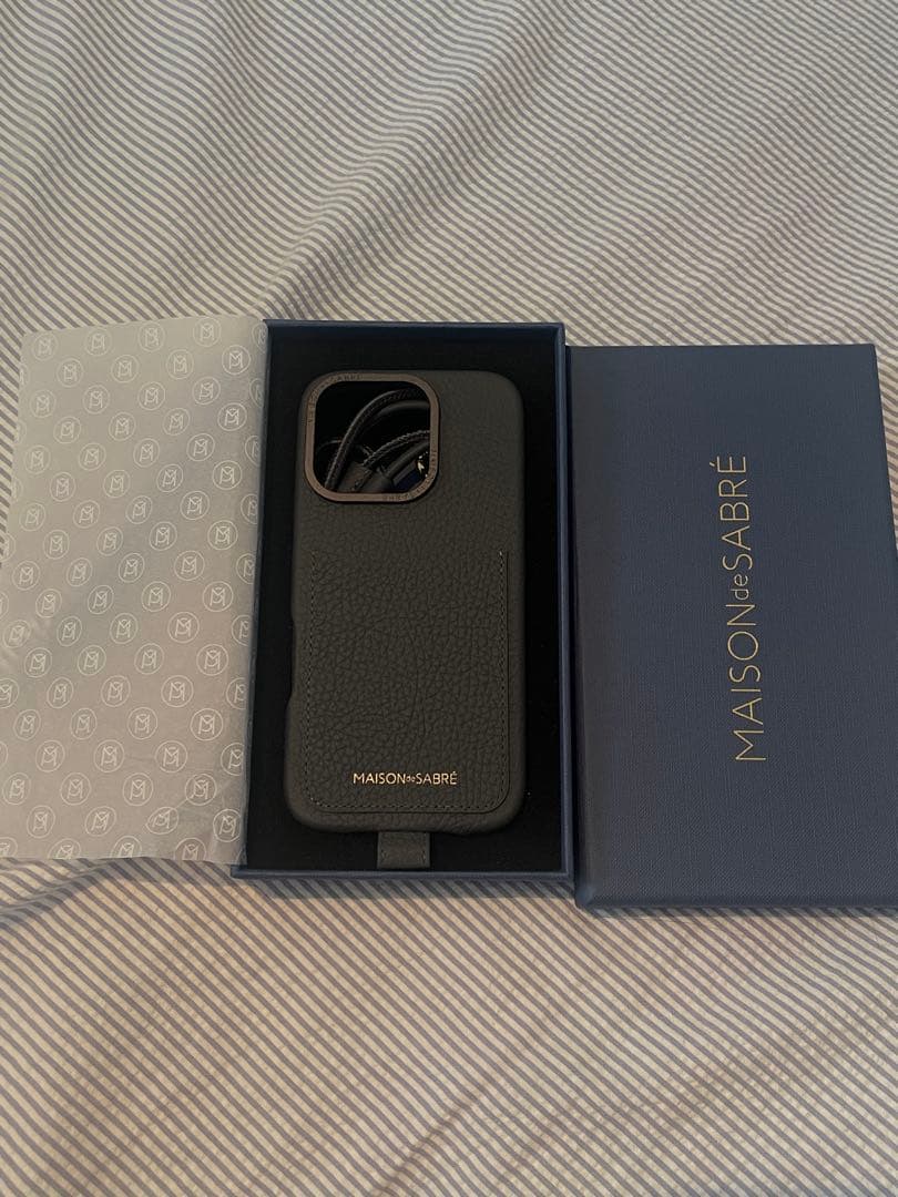 MAISON & SABRÉ スリングスマホケース