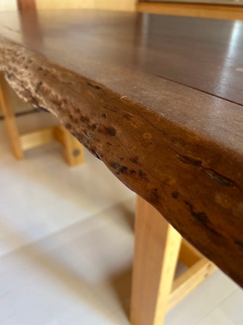 無垢材の木製テーブル