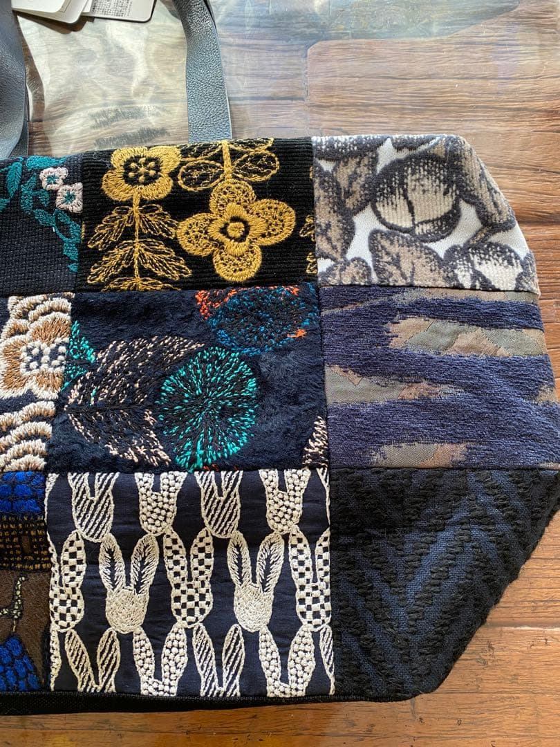 ミナペルホネン　ファスナー付ピーストートバッグ