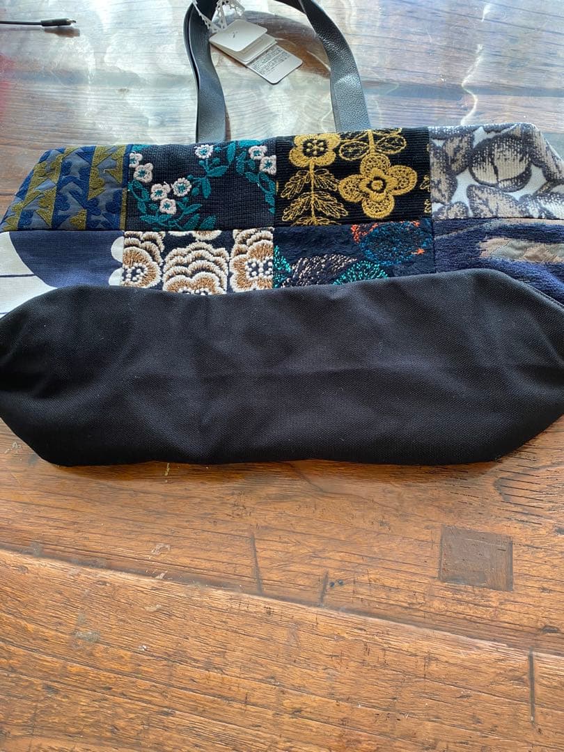 ミナペルホネン　ファスナー付ピーストートバッグ