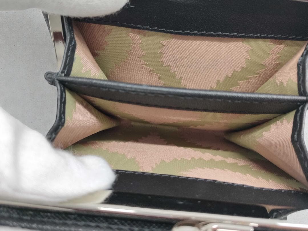 美品　ヴィヴィアンウエストウッド がま口 二つ折り財布 レザ- ブラック