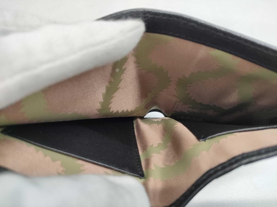 美品　ヴィヴィアンウエストウッド がま口 二つ折り財布 レザ- ブラック