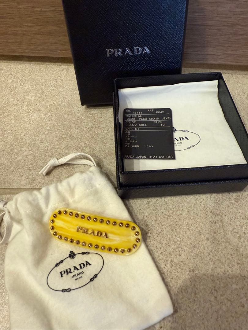 プレックスヘアクリッププラダ　ヘアクリップ定価69300円２回使用最終値下げ