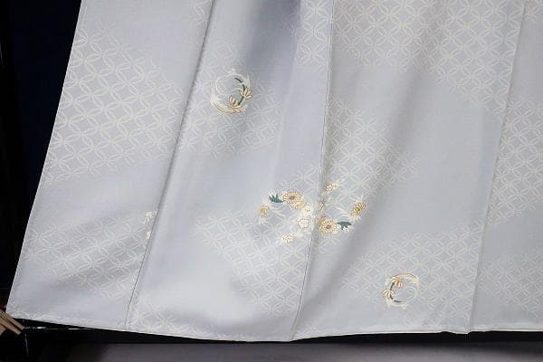未使用品 小紋 薄いブルーグレー 七宝 菊 洗える着物 化繊 身丈163cm