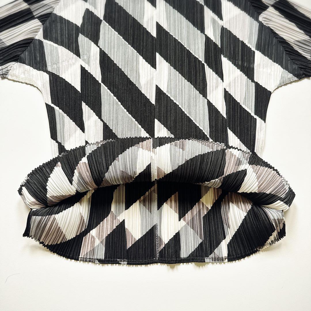 美品 プリーツプリーズ ブラウス プルオーバー 幾何学 モノトーン