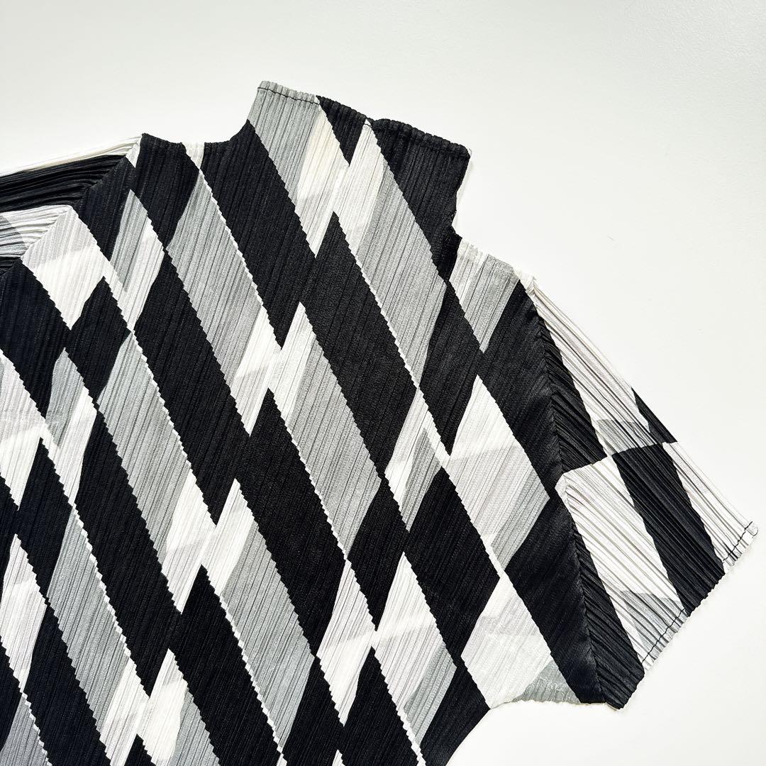 美品 プリーツプリーズ ブラウス プルオーバー 幾何学 モノトーン