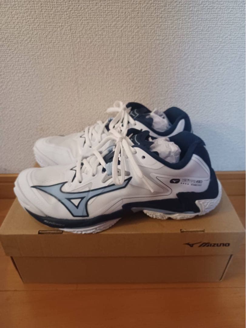 試着のみMizuno ウェーブライトニング Z8 24.0cm ホワイトNV