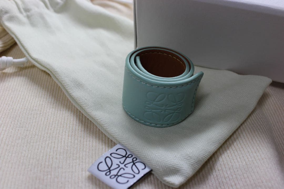 LOEWE ミントグリーン レザーバングル アナグラム