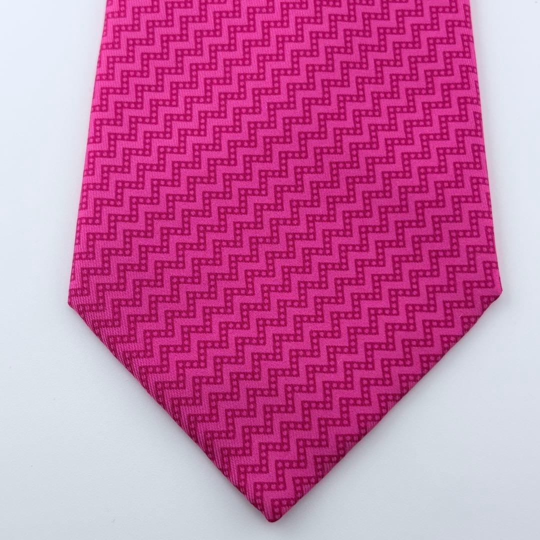 美品HERMÈSネクタイ　ピンク系 ジグザグ柄 シルク100％ フランス製