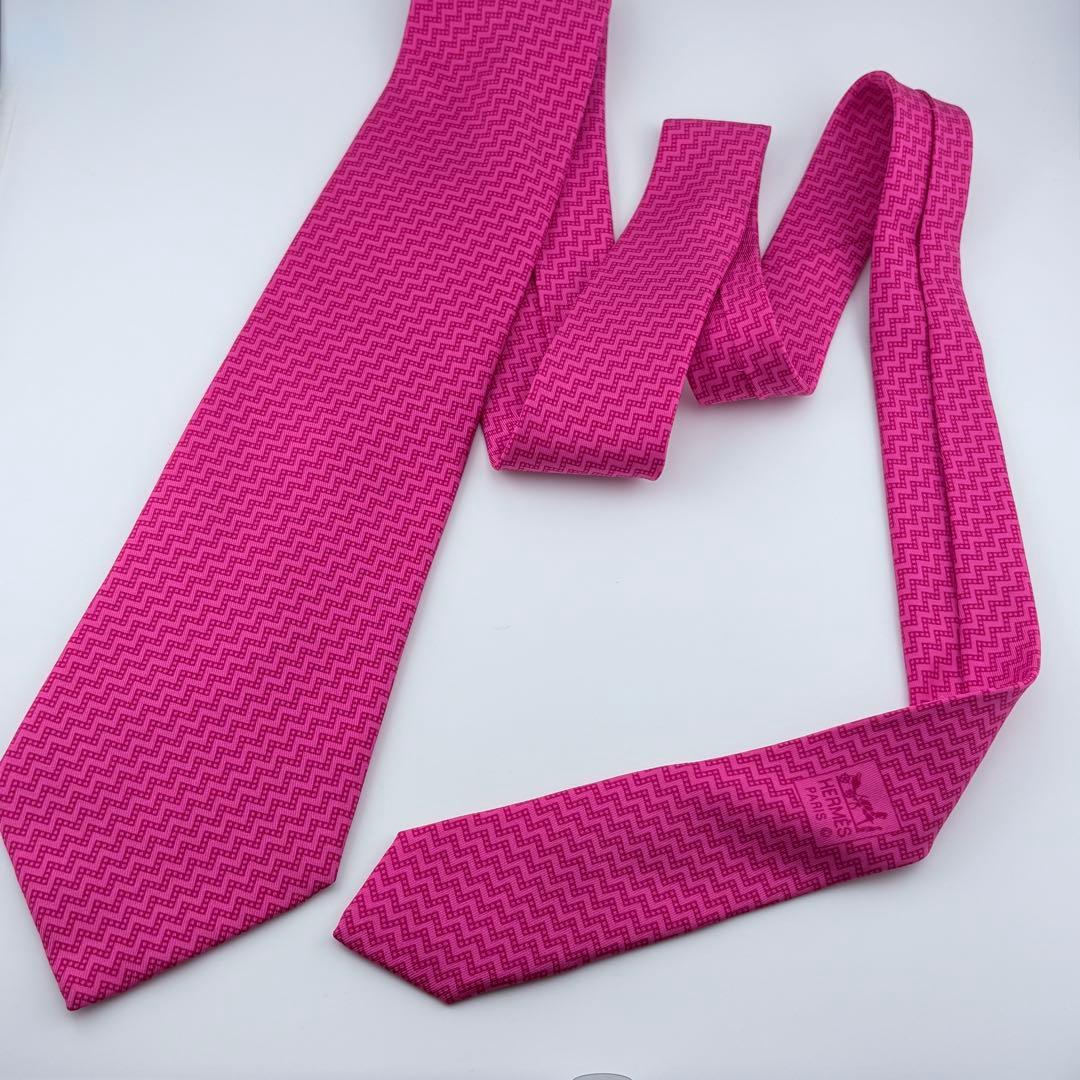 美品HERMÈSネクタイ　ピンク系 ジグザグ柄 シルク100％ フランス製