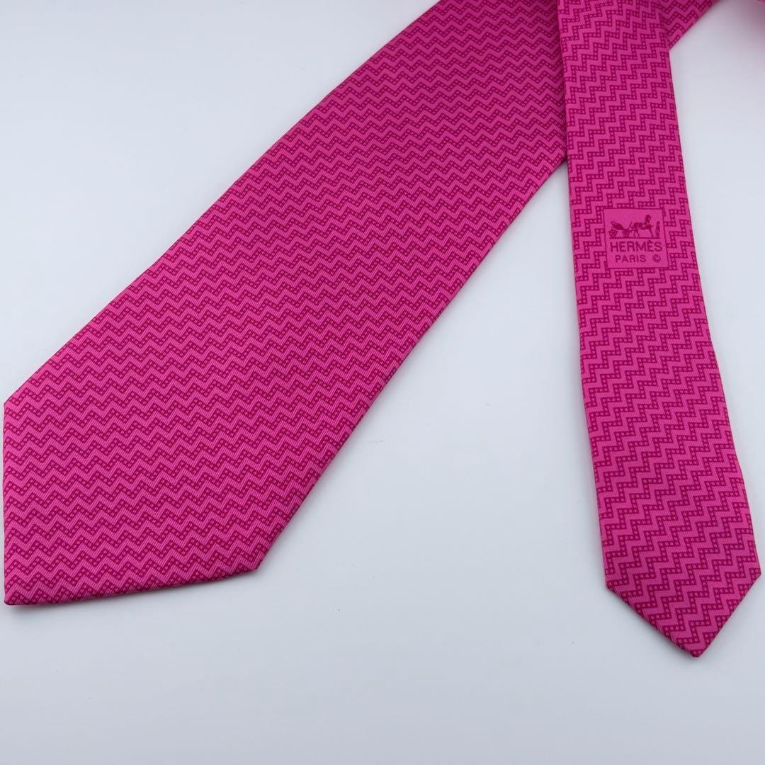 美品HERMÈSネクタイ　ピンク系 ジグザグ柄 シルク100％ フランス製