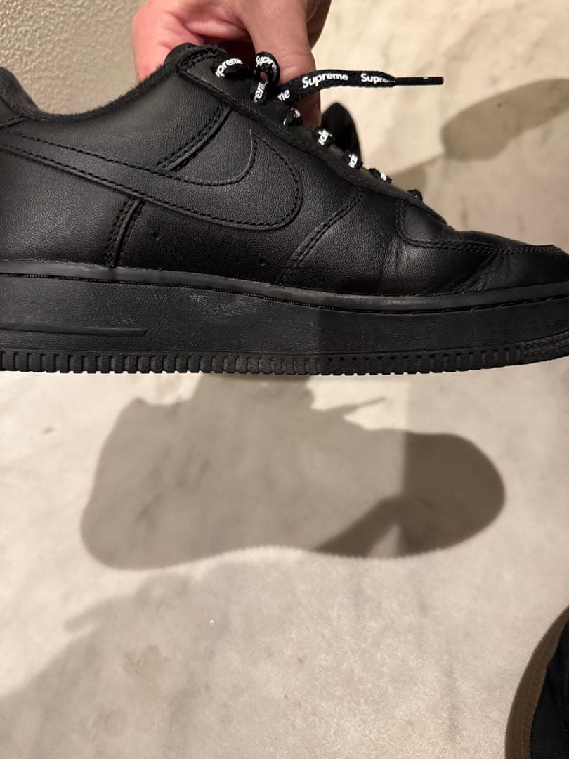 Supreme × Nike Air Force 1 Low \"Black\"