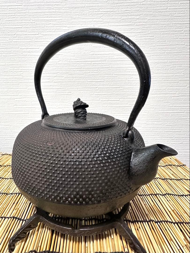 ＵＳＥＤ、良品　南部秀山堂　佐藤 勝弘作　１８型アラレ　鉄瓶　南部鉄瓶　南部鉄器