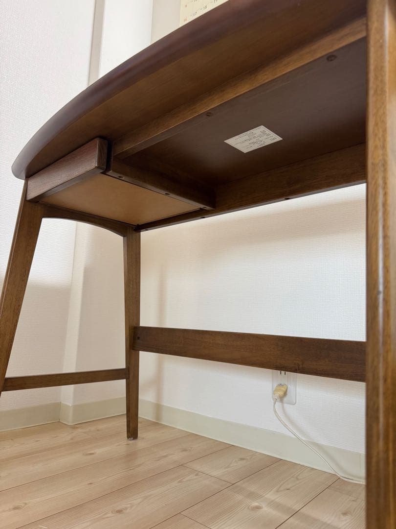 北欧風　シンプルな木製デスク