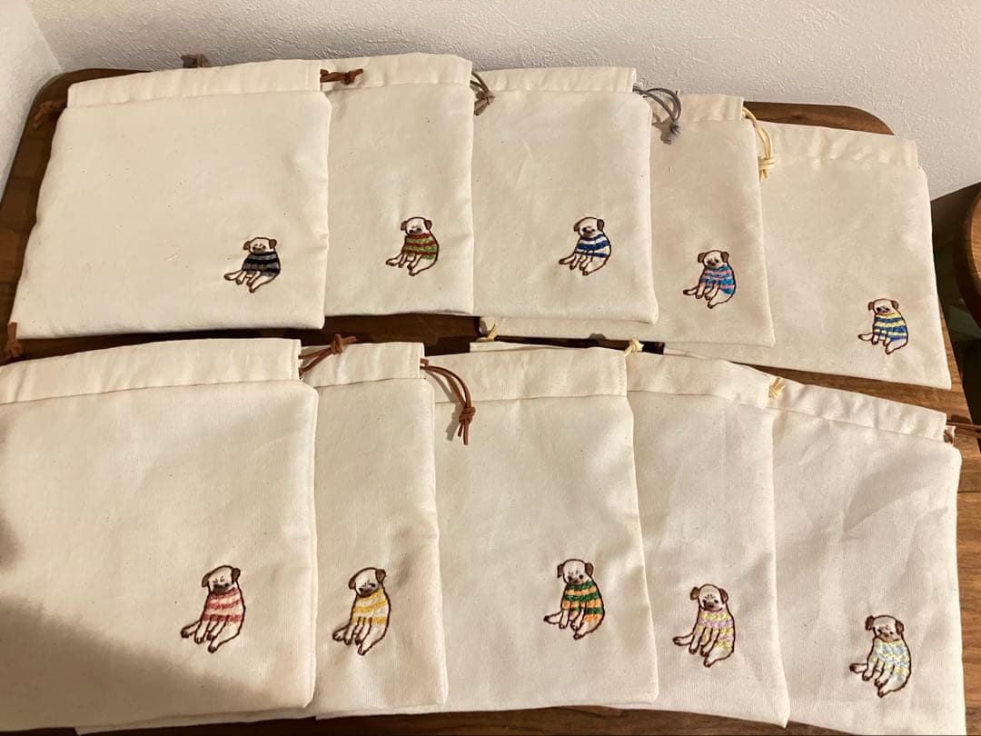 シー様オーダー　刺繍　ハンドメイド　巾着　パグ　犬　手刺繍　キナリ　巾着ポーチ