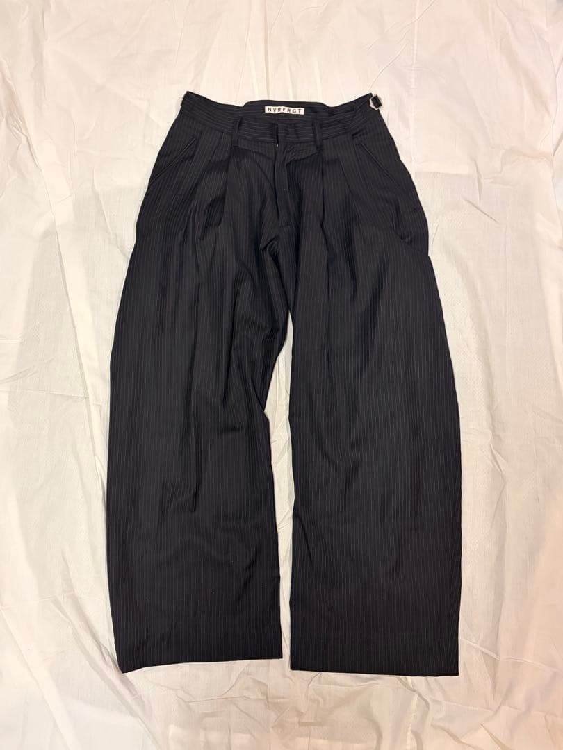 パンツ NVRFRGT 2TUCK CURVED LEG TROUSERS