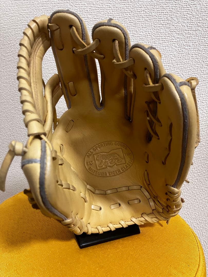 美品　ミツワタイガー軟式グローブ ベージュ