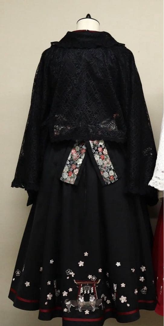 新品タグ付き Amavel アマベル 柴犬神社の春詣 ブラウス ロングスカート