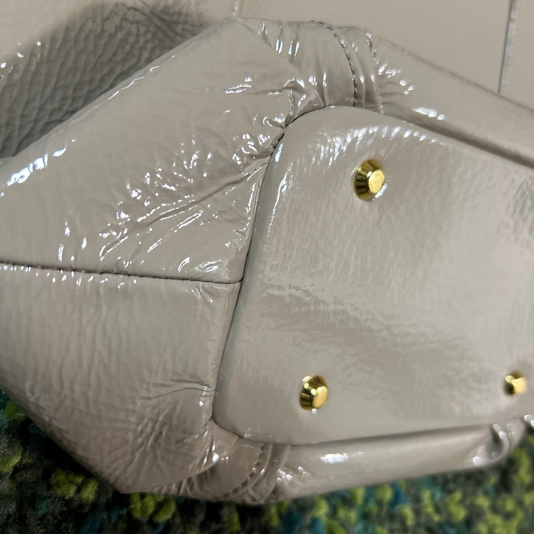 美品 ATAO光沢ショルダーバッグ タッセル付き グレージュ