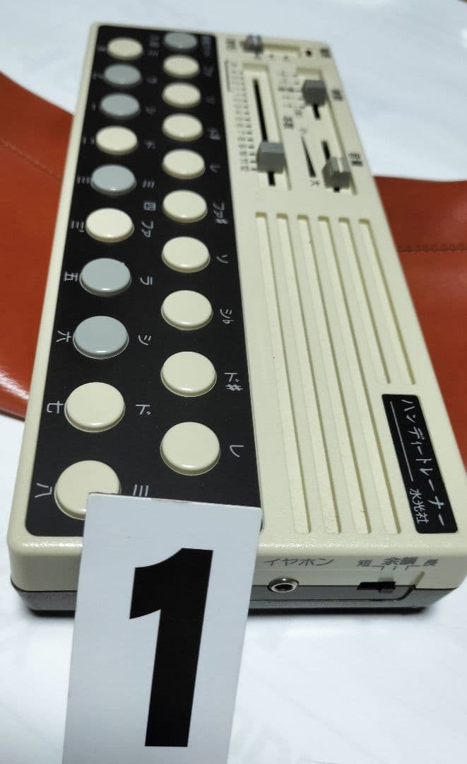 水光社製の詩吟練習用ハンディートレーナー「ST-40」です。