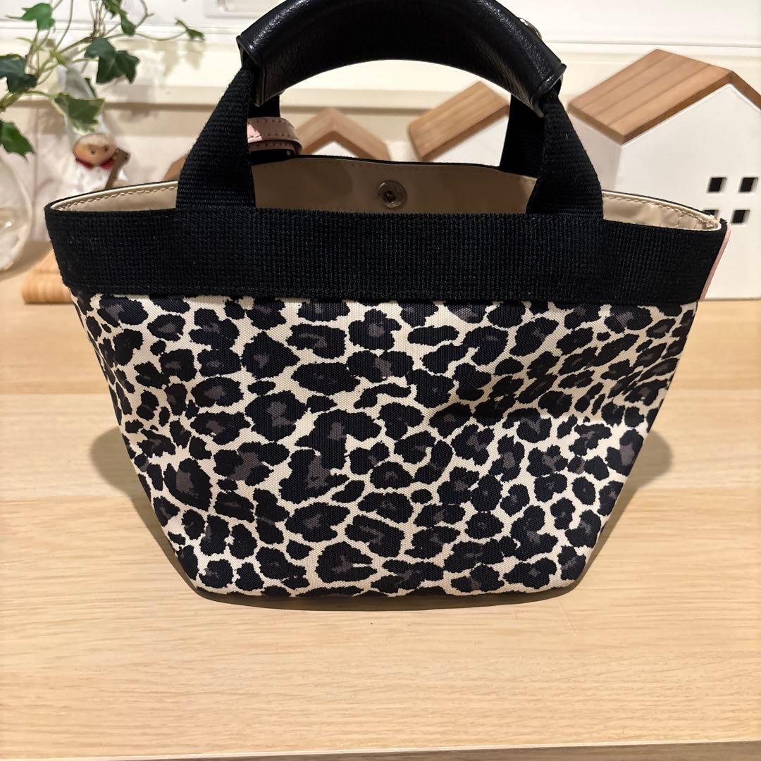 エルベシャプリエパンサーブラン×ノワール×ドラジェ　ドラジェストラップ