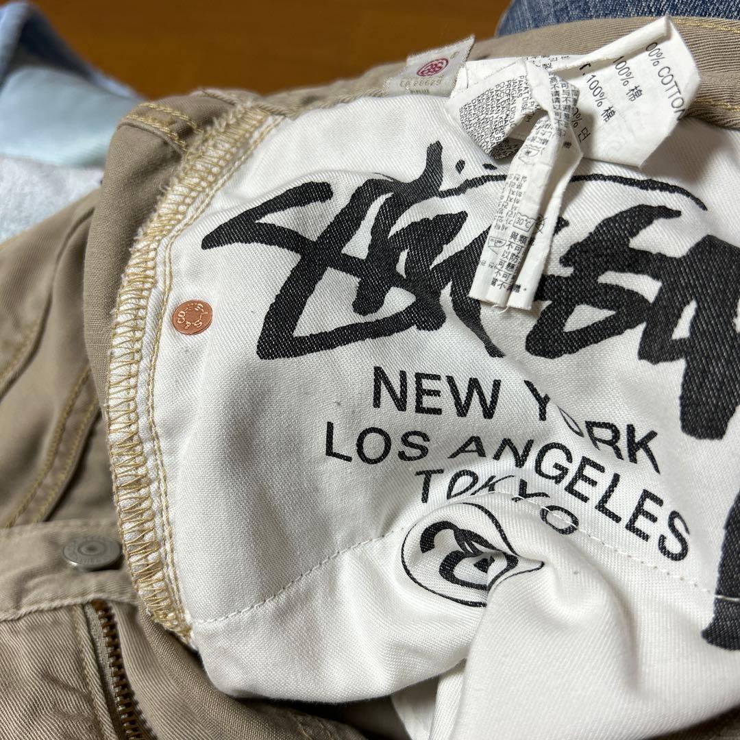 STUSSYとリーバイスのコラボチノパン