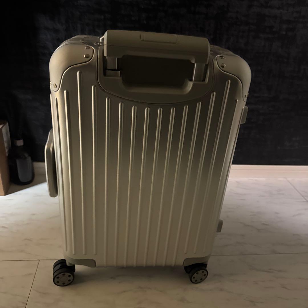 シルバー アルミニウム キャリーケース 中型