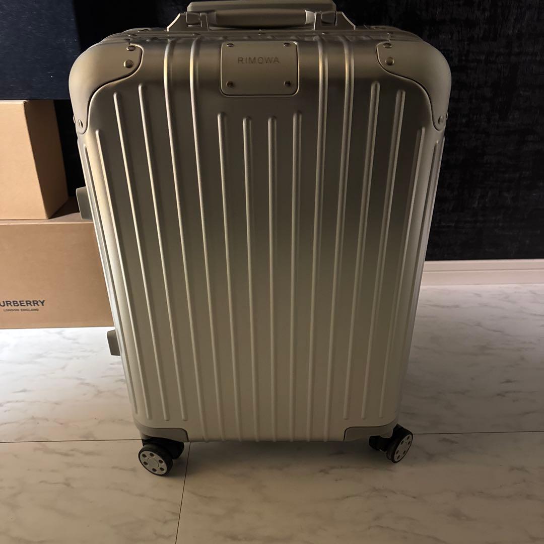 シルバー アルミニウム キャリーケース 中型