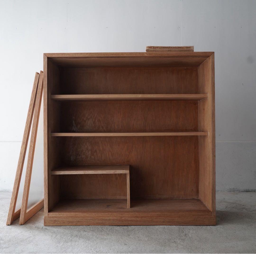 モールガラスのキャビネット