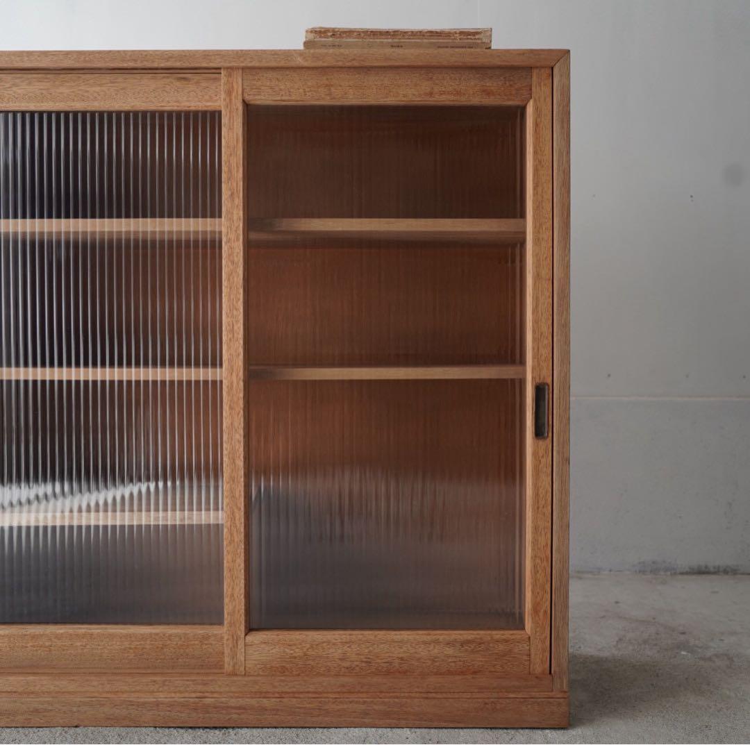 モールガラスのキャビネット