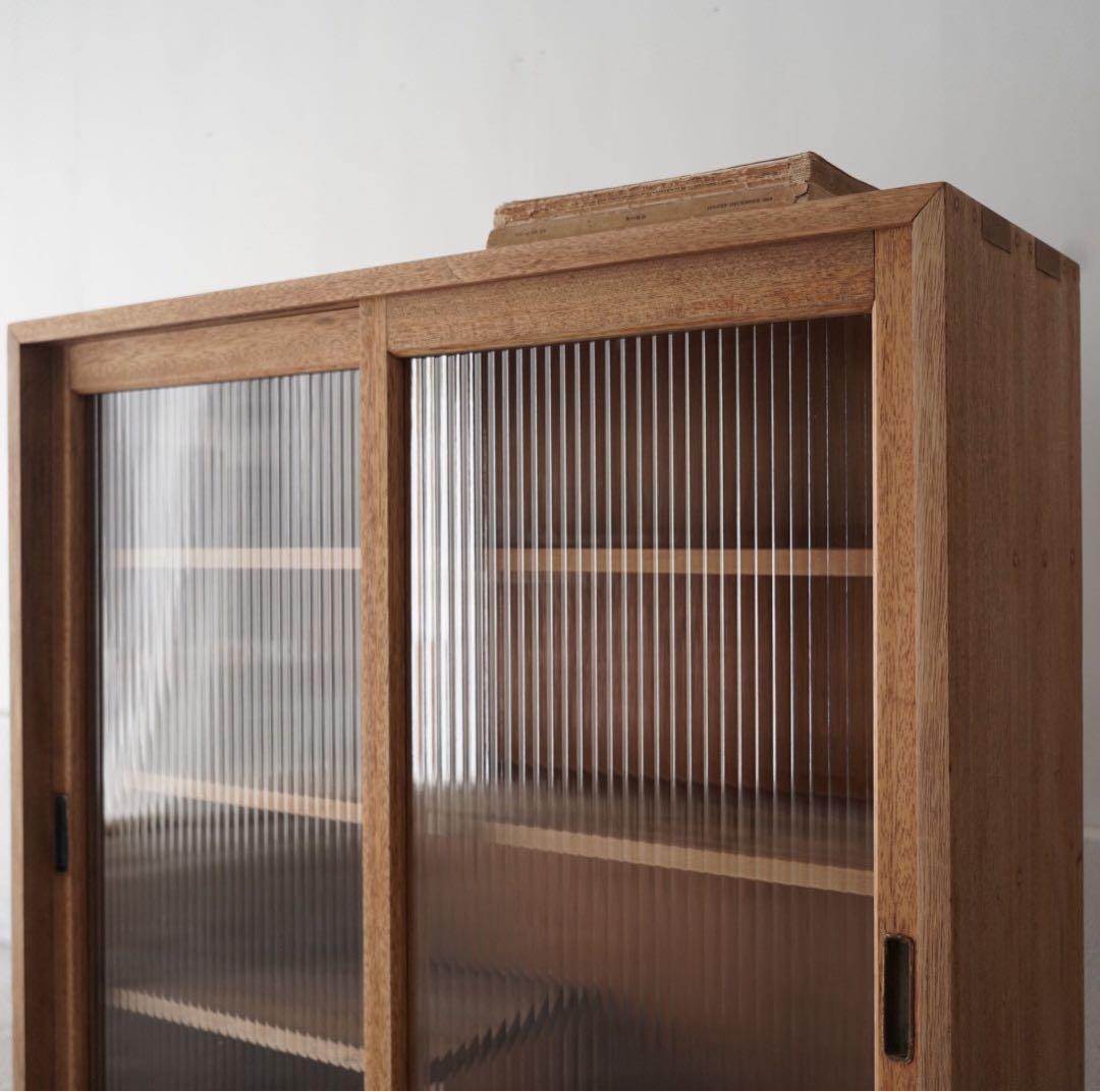 モールガラスのキャビネット