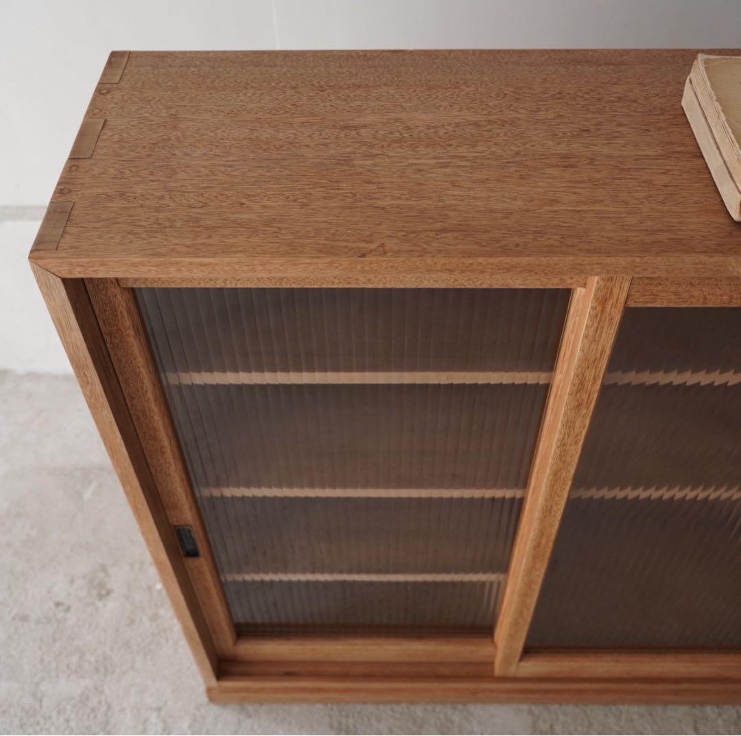 モールガラスのキャビネット