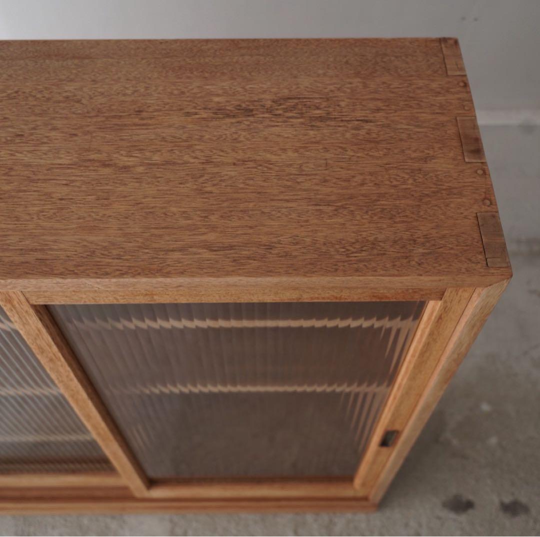 モールガラスのキャビネット